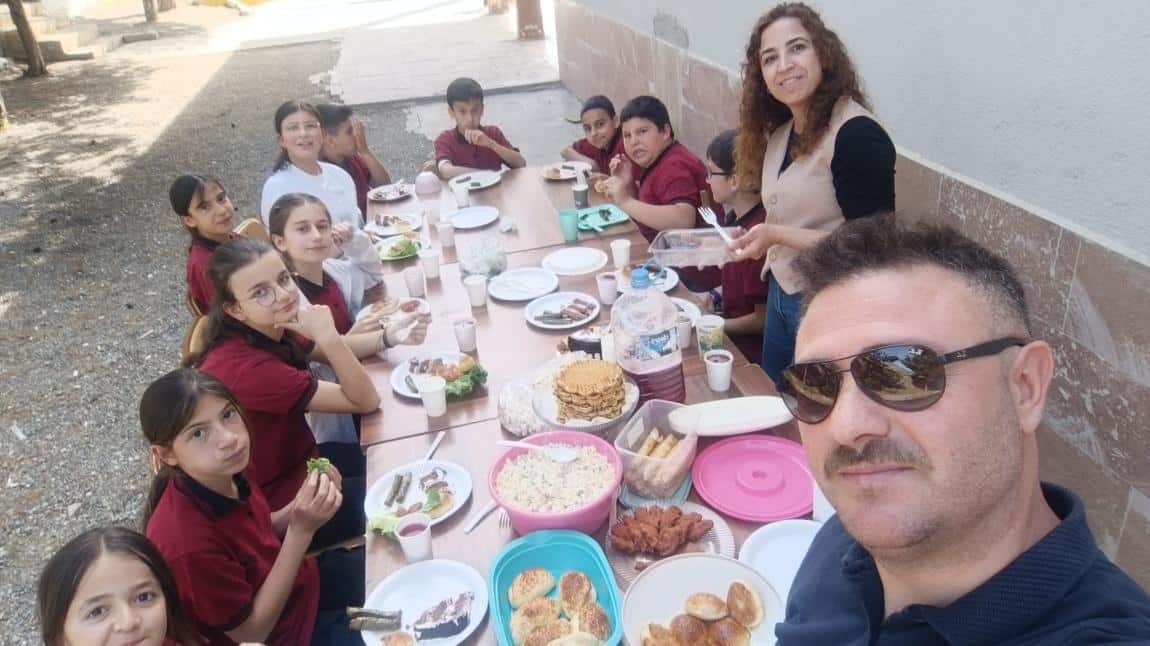 RESİM SERGİSİNİ BAŞARIYLA GERÇEKLEŞTİREN ÖĞRENCİLERİN KUTLAMA PROGRAMI